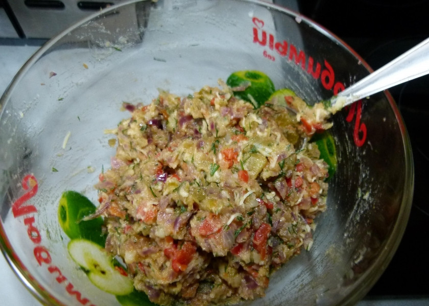 1. Этап. Ароматный запеченный фаршированный картофель: 11. В миску кладу содержимое сковороды, добавляю измельченные сердцевинки картофеля и натираю на мелкой терке твердый сыр (немного оставляю), измельчаю укроп, перемешиваю.