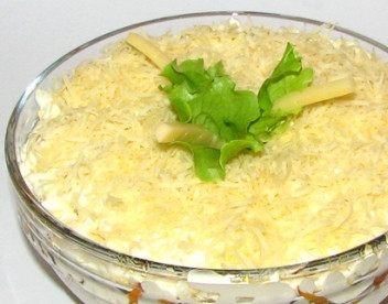 1. Этап. Салат с рыбной консервой: Смазываем майонезом, посыпаем натертым сыром, украшаем и подаем к столу.