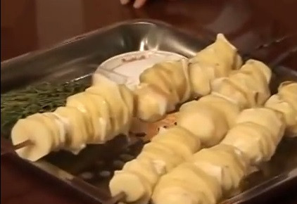 1. Этап. Картошка с салом на шампурах: Нанизываем на шампур по 3-4 получившиеся картофелины с салом.