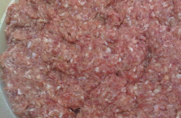 1. Этап. Купаты в аэрогриле: 2. В это время сделайте фарш. Мясо и сало пропустите через мясорубку несколько раз, чтобы фарш был как можно мельче. Можно сделать это и с помощью блендера.