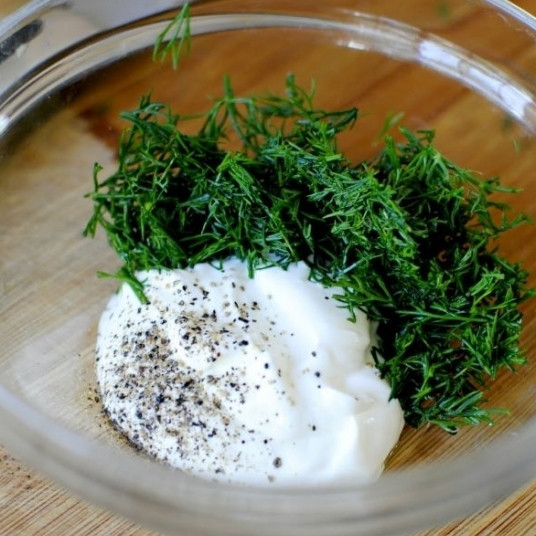 1. Этап. Салат из огурцов в сметанном соусе: Смешиваем в маленькой мисочке сметану, сахар, перец и рубленный укроп.