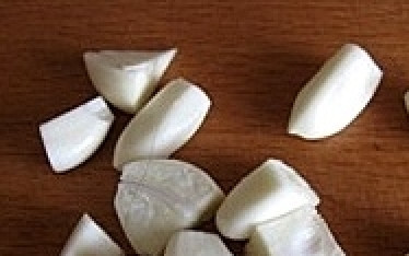 1. Этап. Курица с персиками: Почистить и крупно нарезать чеснок.