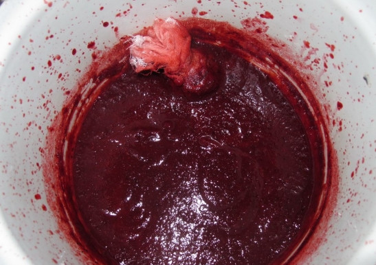 1. Этап. Соус из барбариса: 4. В кастрюлю с мякотью барбариса опустите мешочек с гвоздикой. Добавьте сахарный песок и молотый имбирь. Поставьте кастрюлю на медленный огонь и уваривайте содержимое до загустения. Не забывайте помешивать.