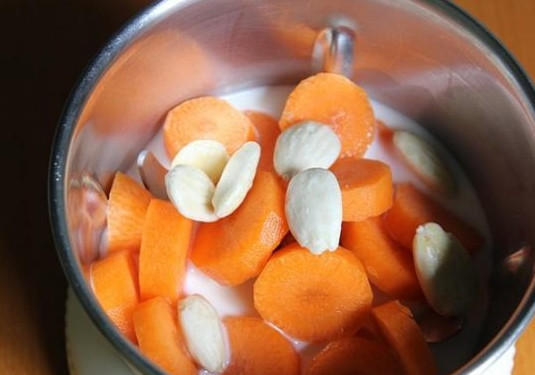 1. Этап. Морковное пюре для детей: 2. Нарежьте средними кусочками и выложите в чашу блендера. Добавьте немного водички или молока.