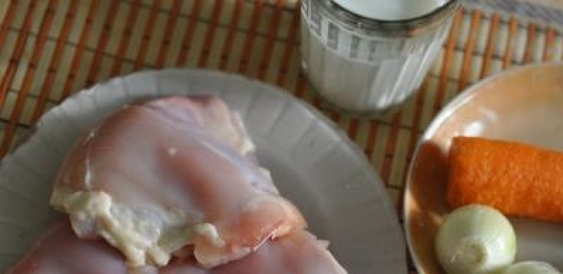 1. Этап. Куриные бедра, тушенные в мультиварке: Подготовим необходимые нам для приготовления продукты. Вымоем бедра, можно снять с них кожу. Очистим лук и морковь.