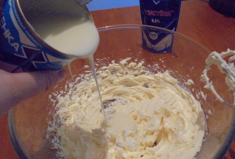 1. Этап. Бисквитный торт с кремом из сгущенки: 4. Пока корж готовится, сделаем крем: масло взбиваем миксером, постепенно вливая сгущенку. Молоко вливаем в самом конце по чуть-чуть, оно нам нужно только для разбавления, чтобы крем хорошо размазывался.