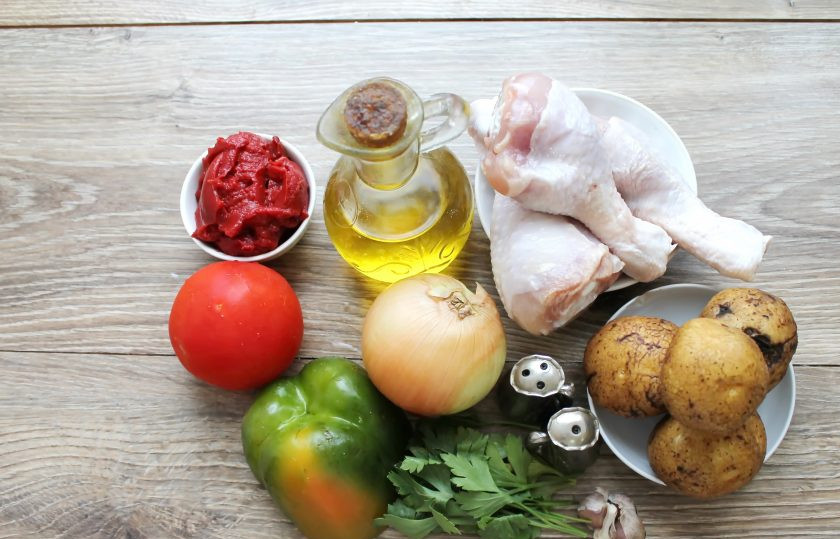 1. Этап. Томатный суп с кинзой: Подготовьте все необходимые ингредиенты для приготовления томатного супа с кинзой. Овощи и зелень вымойте и обсушите.