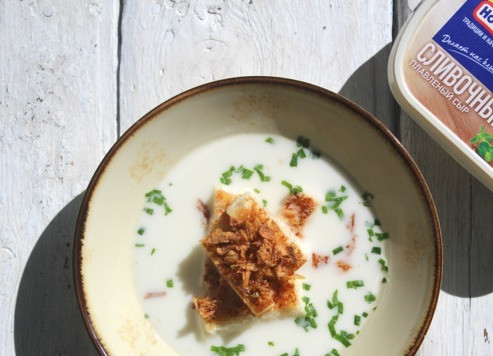 1. Этап. Быстрый сырный суп: Разлить по тарелкам. Добавить гренки и хрустящий лук. Если нет готового лука, то нарезать луковицу кольцами и обжарить в кипящем масле до коричневого цвета.