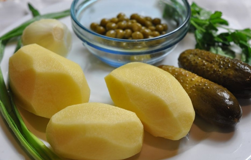 1. Этап. Салат картофельный с маринованными огурцами: Подготовьте ингредиенты, картошку почистите и поставьте вариться. Не надо только сильно разваривать её.