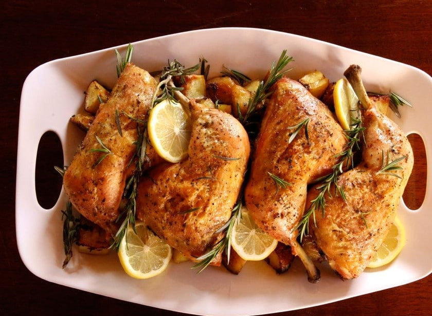 1. Этап. Куриные ножки с картофелем и розмарином: 6. Запекайте блюдо 30-45 минут при 200 градусах в духовке до полной готовности. Приятного аппетита!