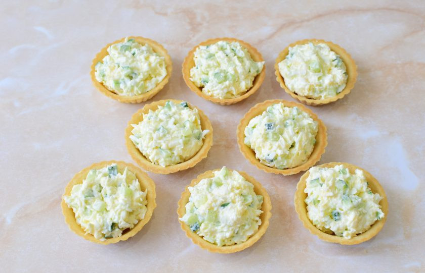 1. Этап. Тарталетки с сыром и огурцом: Тарталетки наполните получившейся сырной начинкой.