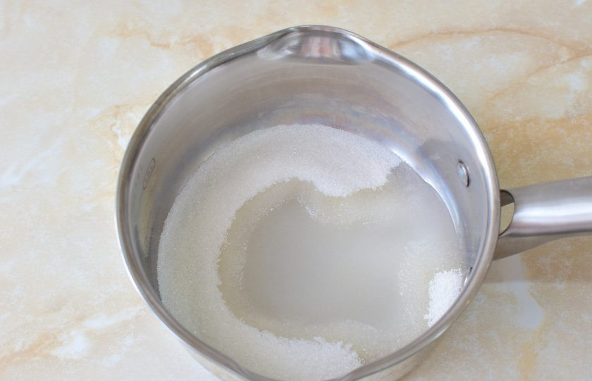 1. Этап. Медовые леденцы: В ковш насыпьте сахар и влейте воду.