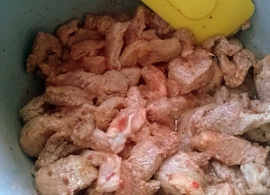 1. Этап. Мясо под сладким соусом в мультиварке: Достаньте замаринованную свинину из холодильника. Включите мультиварку в режиме 