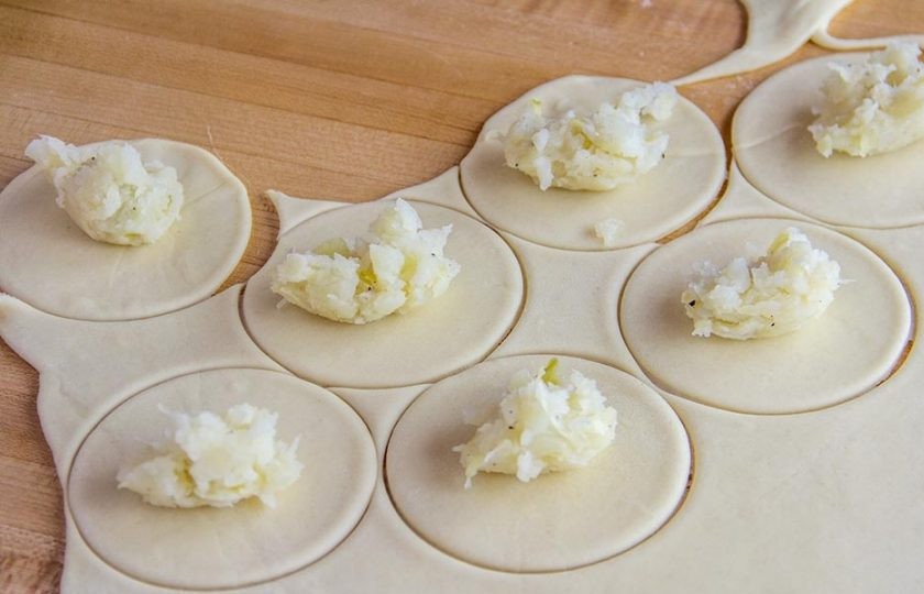 1. Этап. Вареники с картошкой и квашеной капустой: 8. В центр каждого положите по 1 столовой или чайной ложке начинки, чтобы удобно было скреплять края.