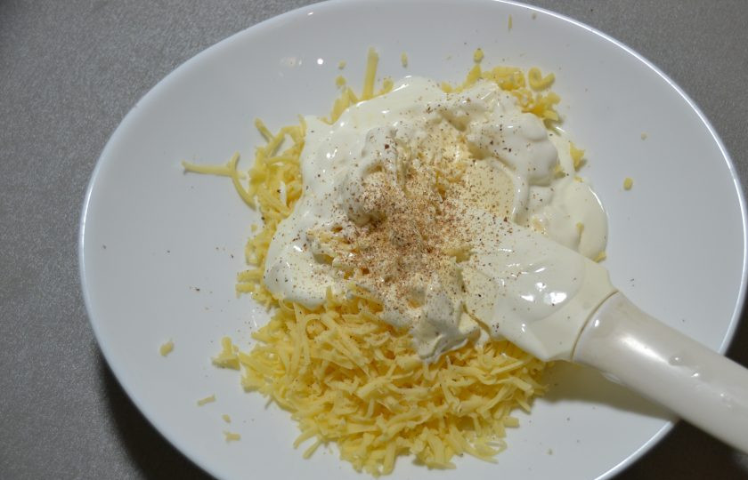 1. Этап. Пицца по-немецки: Добавьте щепотку мускатного ореха.