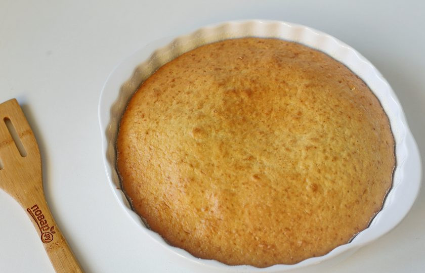 1. Этап. Йогуртовый пирог с бананами: Запекайте в духовке при температуре 170 градусов около 30 минут. Готовый йогуртовый пирог немного остудите в форме, затем нарежьте на порции и подавайте к столу. Верх перед подачей можно посыпать сахарной пудрой.