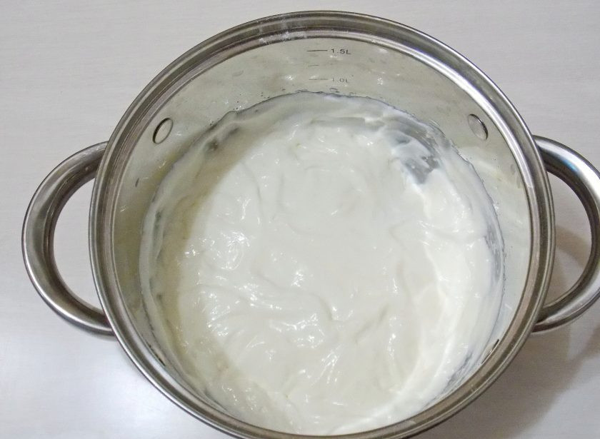 1. Этап. Торт с шоколадной крошкой: Взбейте сметану с сахарной пудрой до пышной массы.