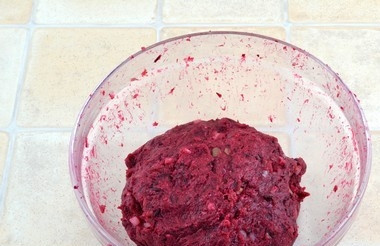 1. Этап. Котлеты из сырой свеклы: 1. Сначала разморозим фарш. Хлеб (без корок) замочим в молоке. Затем смешаем фарш с яйцом и специями, добавим тертую сырую свеклу, измельченный лук, и только потом хлеб (вместе с остатками молока). Перемешаем тщательно.