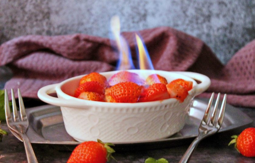 1. Этап. Клубника фламбе: Полейте ягоды ромом и сразу поджигайте, после того как огонь погаснет можно приступать к трапезе.