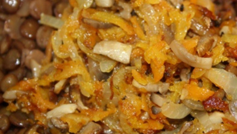 1. Этап. Постные фрикадельки: Обжарьте на растительном масле морковь, лук, чеснок и грибы. Добавьте яйцо, соль, специи, чечевицу, затем всыпьте муку, сухари и хорошенько размешайте.