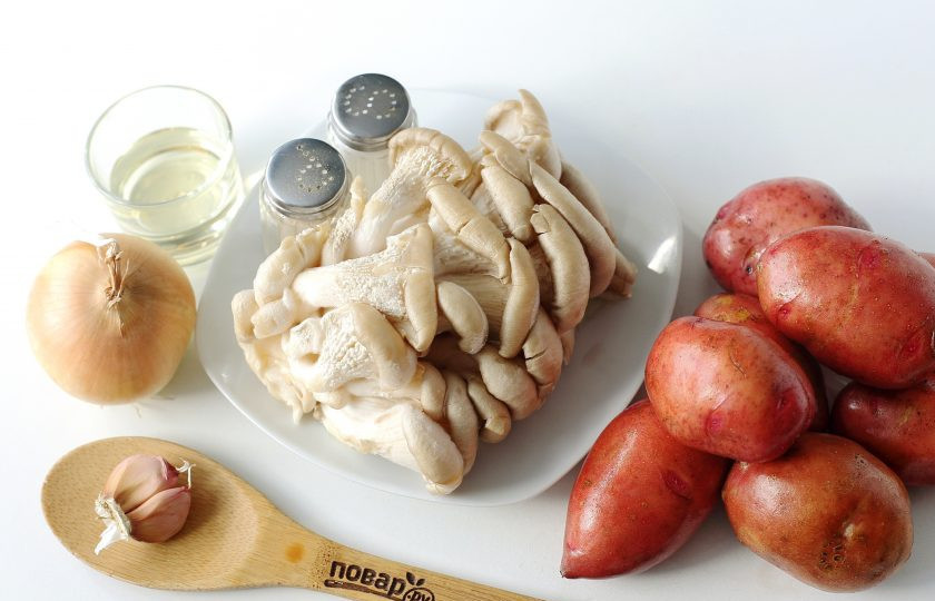 1. Этап. Картошка с грибами в казане: Подготовьте все ингредиенты. Грибы можно взять совершенно любые, причем подойдут как свежие, так и замороженные.