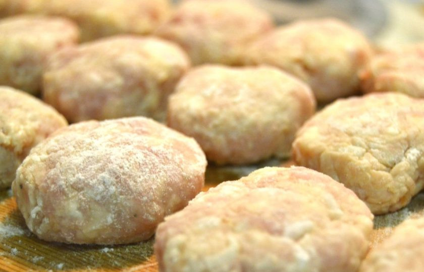 1. Этап. Котлетки из фарша: 6. Сформируйте из фарша небольшие котлетки, выложите их на поверхность и посыпьте мукой.