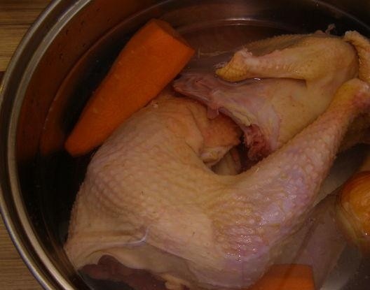 1. Этап. Вкусный куриный бульон: Заливаем курочку водой, ставим на огонь и варим бульон. Добавляем морковь, очищенный целый лук. Периодически снимаем пену с поверхности. Доводим до кипения, затем варим на слабом огне.