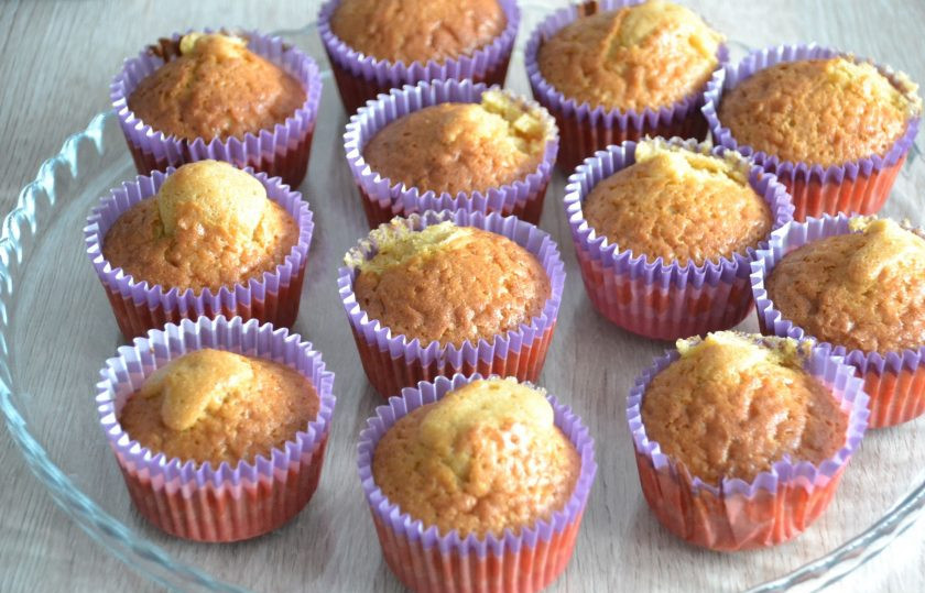 1. Этап. Капкейки с соленой карамелью: Выпекайте капкейки при температуре 180 градусов примерно 30 минут, готовность проверяйте деревянной шпажкой.