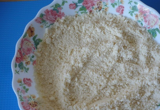 1. Этап. Пирог с творожным сыром и клубникой: Натертое сливочное масло перетрите с мучной смесью в крошку.