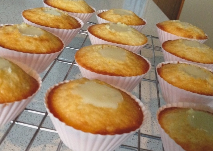 1. Этап. Капкейки с лимонным курдом и меренгой: 12. В центре каждого капкейка сделайте вырез, вылейте туда лимонный курд.