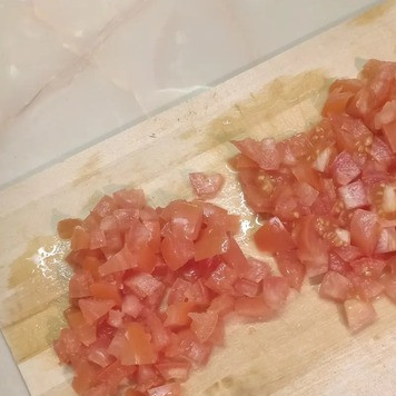 1. Этап. Запеканка из курицы с помидорами: Помидоры вымыть, убрать плодоножку и нарезать средними кубиками.