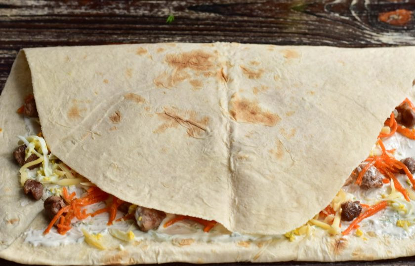 1. Этап. Шаурма со сметанным соусом: Подверните сначала один край лаваша.