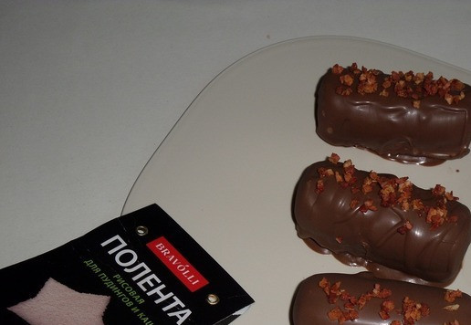 1. Этап. Творожный десерт с полентой и изюмом: Выкладываю их на доску или пергамент и украшаю сублимированной клубникой.