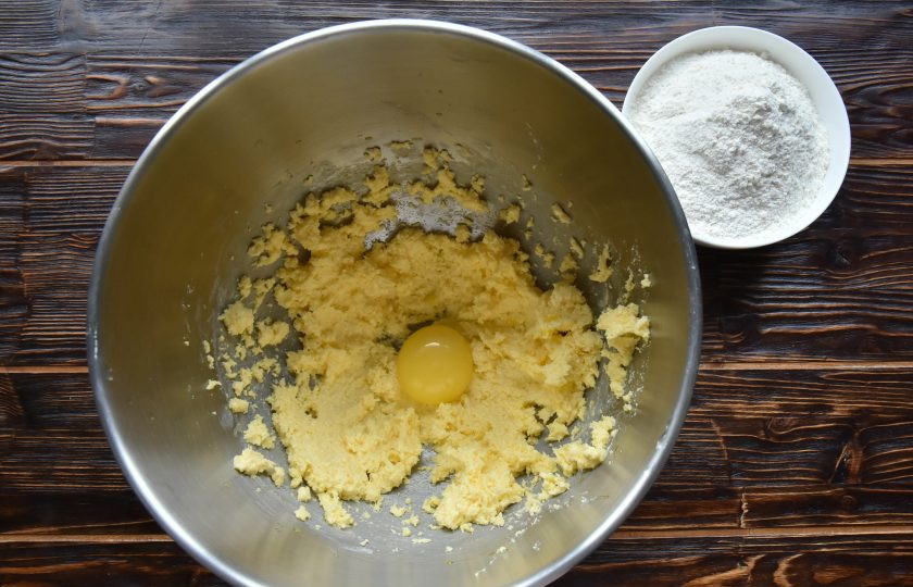 1. Этап. Пирог Ложный сырник: К взбитому с сахаром маслу добавьте по одному желтки, продолжая взбивать массу.