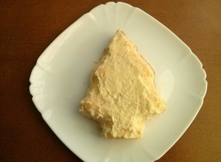 1. Этап. Новогодний кекс Елочка: Пока елочки остужаются, приготовьте крем. Размягченное масло взбейте миксером в течение 1 минуты, добавьте сгущенку и кокосовую стружку, взбейте до однородной массы. Намажьте крем на елочки.