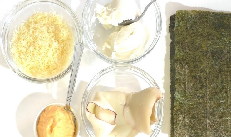 1. Этап. Роллы в духовке: Подготовьте остальные ингредиенты для запеченных роллов.