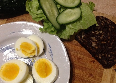 1. Этап. ПП-бутерброды на перекус: Готовим второй бутерброд. Очистим вареное яйцо и нарежем на кружочки, нарежем свежий огурец.