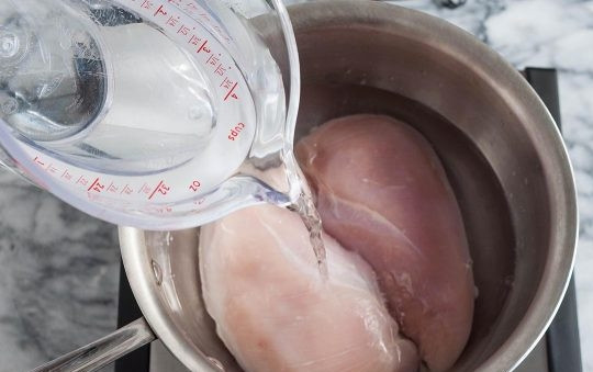 1. Этап. Идеальная отварная куриная грудка: 2. Налейте в кастрюлю воду, чтобы она покрыла куриные грудки на 2 пальца.