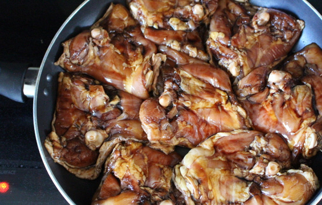 1. Этап. Курица в молочно-чесночном соусе: 2. На разогретую сковороду выложить курицу и обжарить с двух сторон 5-7 минут. Важно, чтобы образовалась аппетитная корочка.