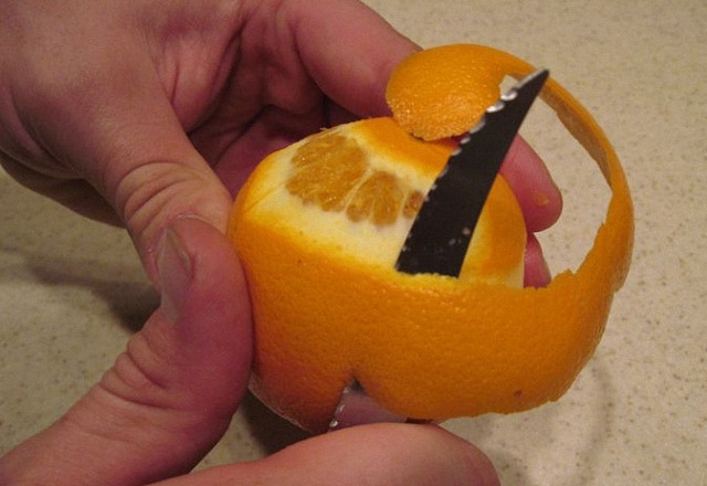 1. Этап. Апельсиновая настойка на самогоне: Апельсин тщательно вымойте, потрите щеточкой, чтобы снять парафин и химикаты, которыми обрабатывают фрукты. Снимите с него кожуру острым тонким ножом или теркой.