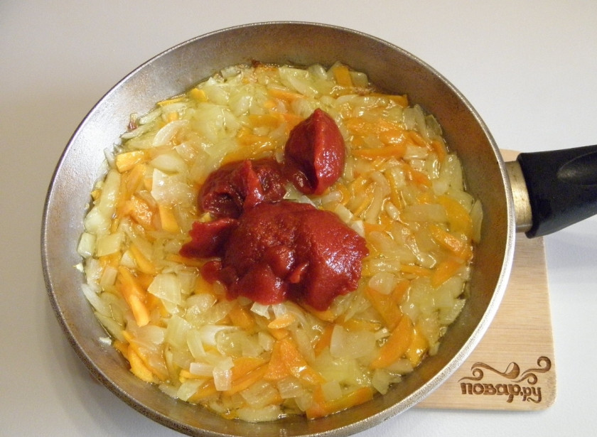 1. Этап. Солянка классическая: Добавьте томатную пасту и протушите еще 5 минут. Готовые овощи снимите с огня.