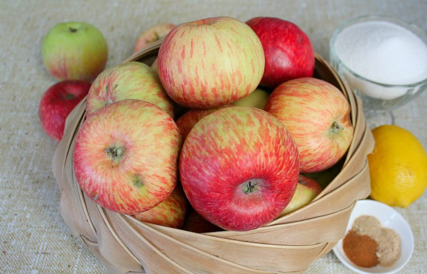 1. Этап. Заготовка яблок для пирогов: Подготовим ингредиенты.