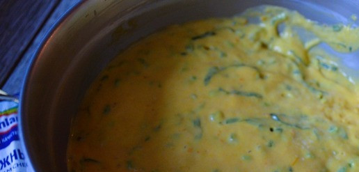 1. Этап. Тыквенно-шпинатные оладьи на творожном сыре: Аккуратно, не перемешивая, не нарушая подъём теста, ложкой сбоку берём тесто.