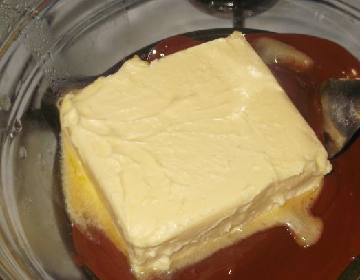 1. Этап. Шоколадный крем с вишней: 2. Итак, нам нужно растопить шоколад и добавить к нему сливочное масло и сгущенное молоко. Масло следует добавлять, пока шоколад еще горячий, чтобы оно полностью растаяло.