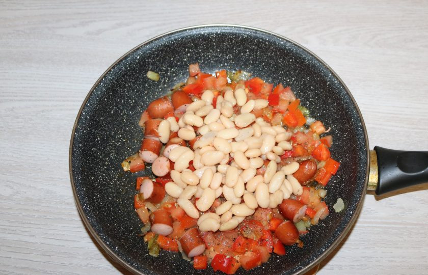 1. Этап. Фасоль по-сербски: Добавьте фасоль. Тушите на медленном огне 15 минут.