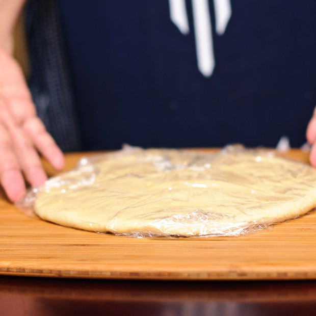 1. Этап. Норин: Взять тесто, разрезать на две части и выровнять кулаками. Опять же, накрыть тесто полиэтиленовой пленкой и дать постоять еще 10-15 минут.