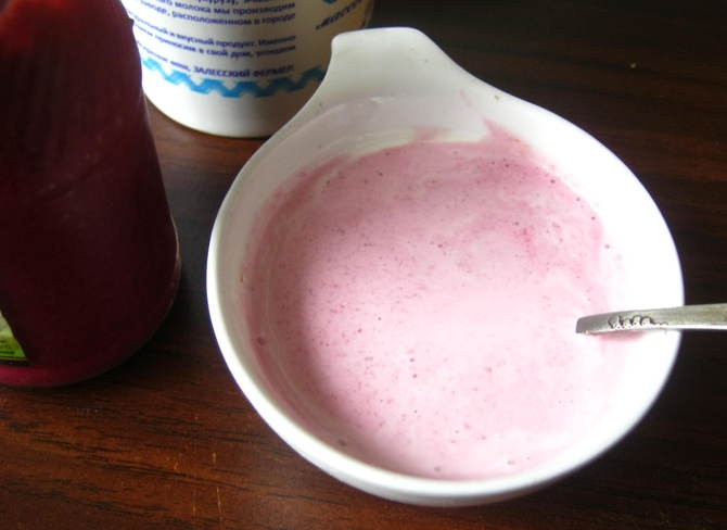 1. Этап. Пельмени со свининой и капустой: 6. К пельменям делаем соус. В миске смешиваем хрен со свеклой и сметану, солим и перчим по вкусу, перемешиваем.