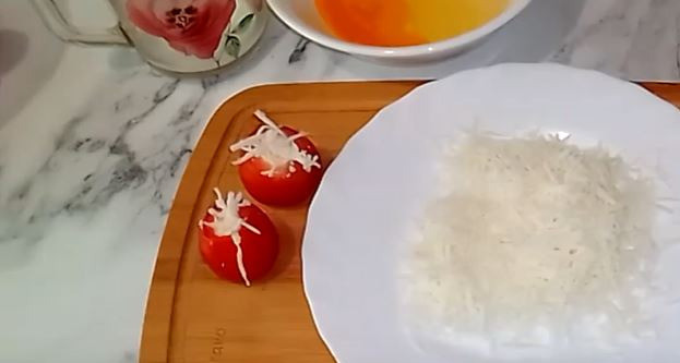 1. Этап. Итальянские фрикадельки с томатным соусом Маринара: У помидоров Черри срежьте верхушки и удалите внутренности. Набейте помидоры сыром, натертым на мелкой терке.