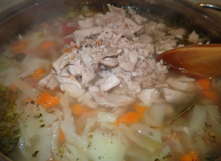 1. Этап. Вкусные щи из свежей капусты: За минут 7-10 до окончания варки добавьте в щи порезанные мелко помидоры и рубленый чеснок, также добавьте отварную курицу.