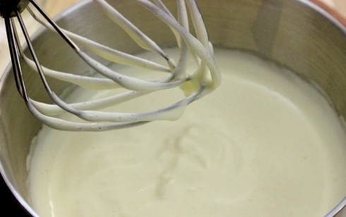 1. Этап. Воздушная шарлотка с яблоками: 1. Первым делом включите духовку, пусть разогревается до 180 градусов. Яйца в глубокой мисочке взбейте с сахаром до образования пены. Если у вас есть в запасе лишнее время, можно взбить желтки отдельно от белков.